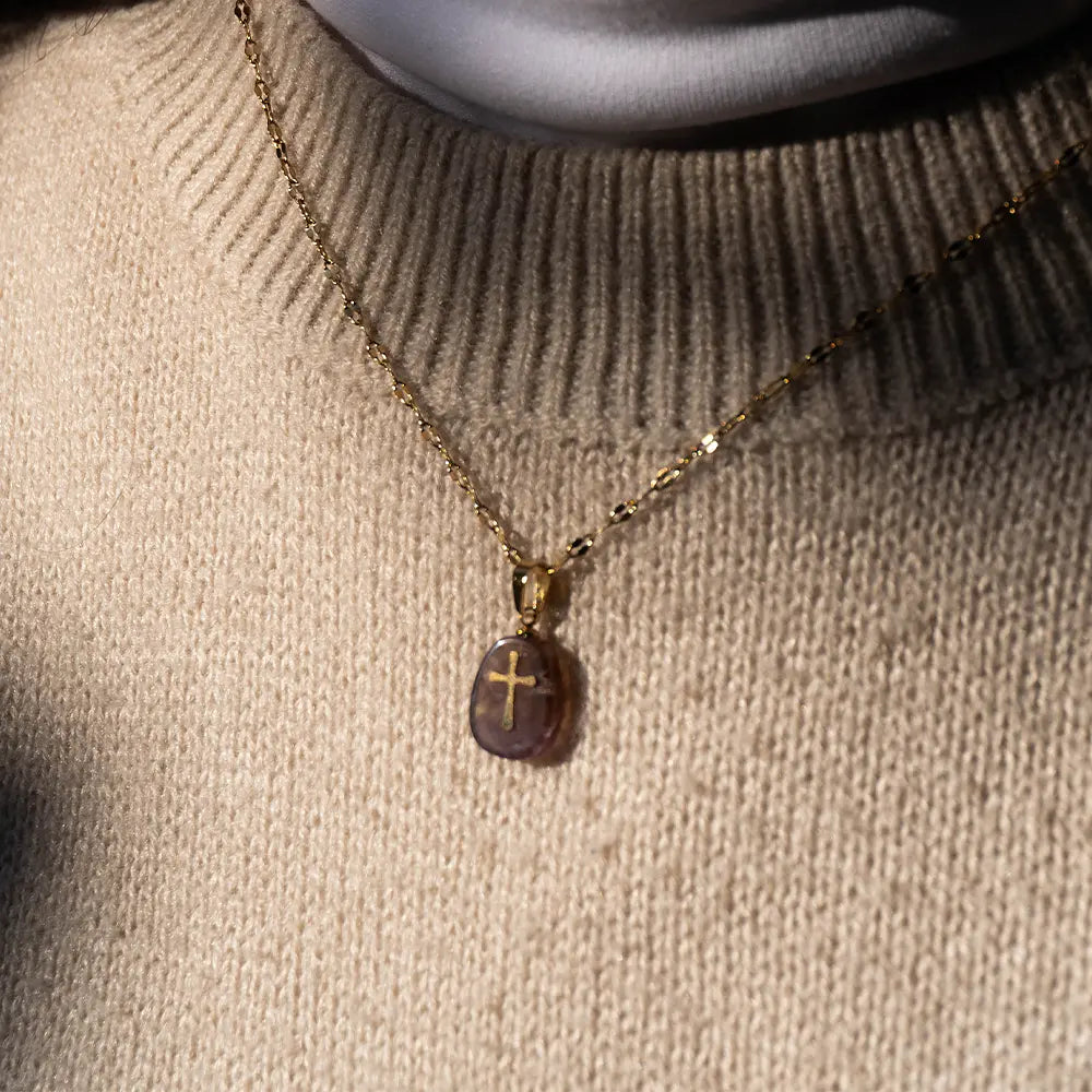 Joya colgante cruz amatista, ansiedad, estrés, espiritualidad